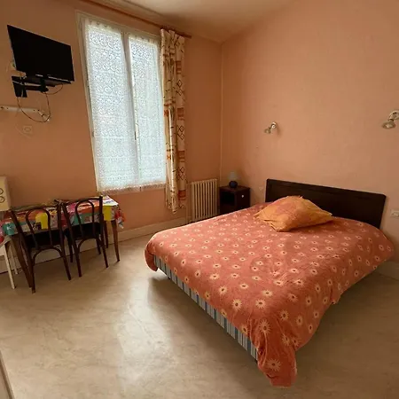 Confort A Les Bains 18 M² Avec Jardin 아파트 *